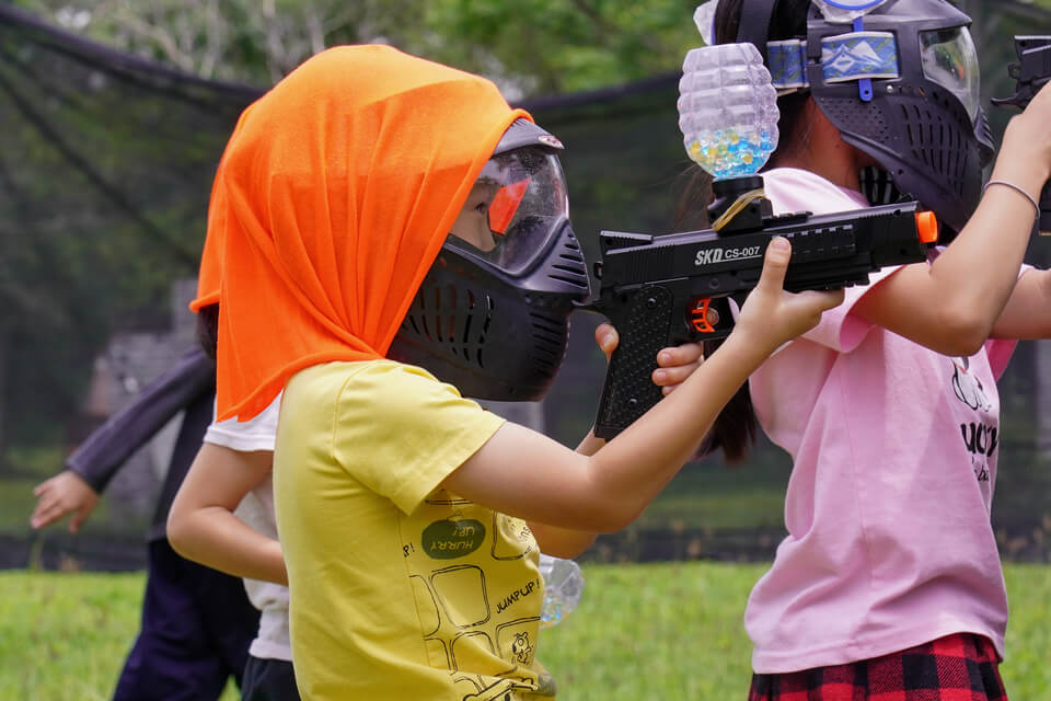 五歲兒童開心享受水彈射擊-熊麻吉水彈槍親子活動團隊