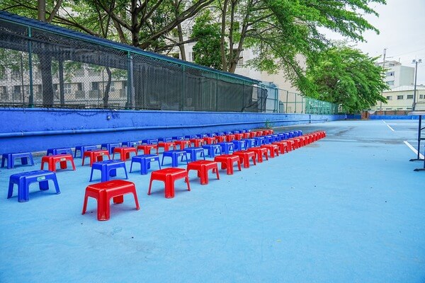 整齊一致座椅排列：熊麻吉活動團隊高雄台南最專業優質戶外水彈商家