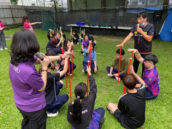泰國學生（遊戲規則與技巧示範）左右橫移趣味競賽：熊麻吉活動團隊