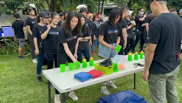 雙人移花接木團康競賽接力：尊博科技公司趣味競賽～熊麻吉活動團隊專業規劃設計及帶領公司競賽.戶外教學.機關團體.家庭日.校慶活動.政府活動等，團康遊戲趣味競賽商家，全台最多元活動之公司