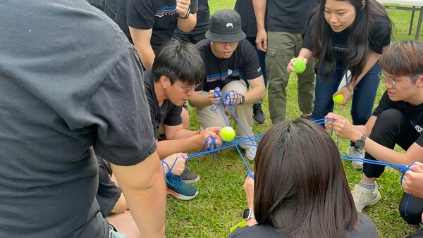 縱橫四海趣味競賽屏氣凝神全神貫注：尊博科技公司趣味競賽～熊麻吉活動團隊專業規劃設計及帶領公司競賽.戶外教學.機關團體.家庭日.校慶活動.政府活動等，團康遊戲趣味競賽商家，全台最多元活動之公司