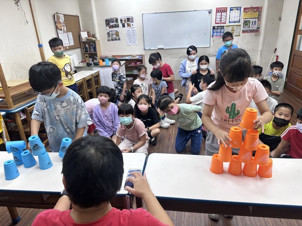 御苗園夏令營（安親班教室內進行）