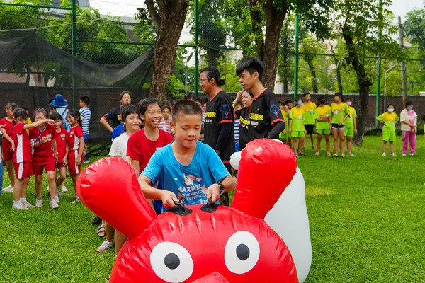 威爾森五校聯合戶外教學：孩童型充氣毛毛蟲趣味競賽