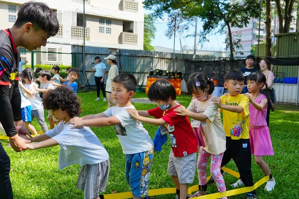 低年級孩童歡樂安全體驗（愛學館戶外教學）：蜈蚣競走趣味競賽