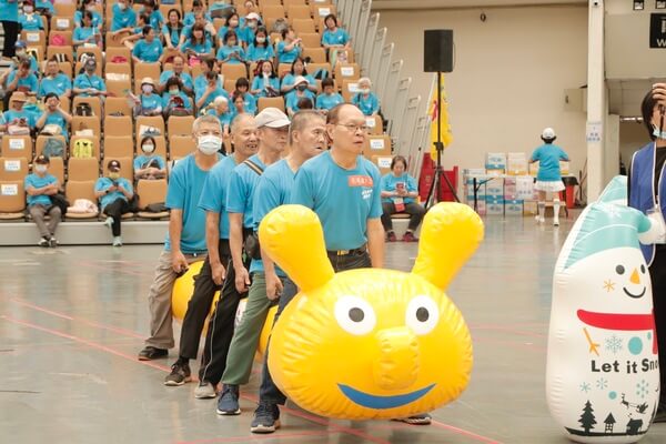 長青年齡也能參加毛毛蟲趣味競賽