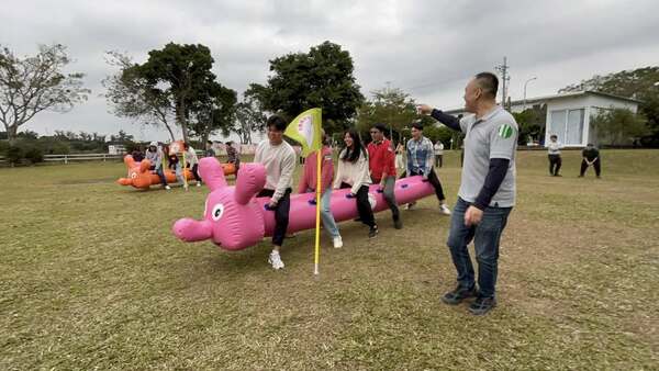 充氣毛毛蟲趣味競賽最能展現團隊精神之競賽項目（數據科技公司活動）