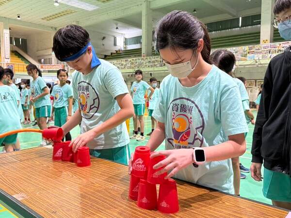 眼明手快團康遊戲競賽（各隊一次兩人同行）