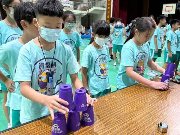 眼明手快團康遊戲競賽（各隊一次兩人同行）:可縮短等待時間