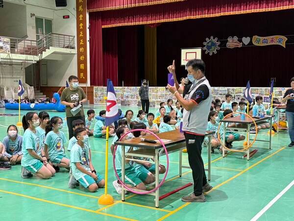 眼明手快團康遊戲競賽：由熊教練親自示範比賽技巧