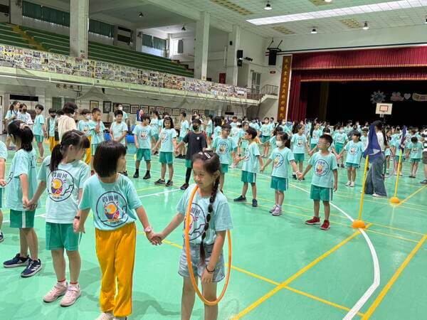穿越時空團康遊戲：一次八組同時進行場面壯觀（員林國小畢業聯歡活動）