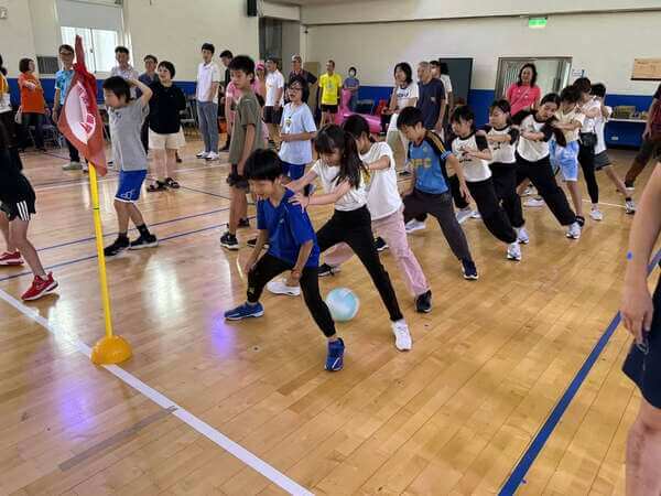 東閃西躲趣味競賽：可建立團隊合作及身體之協調性（台中成功大學校友會）