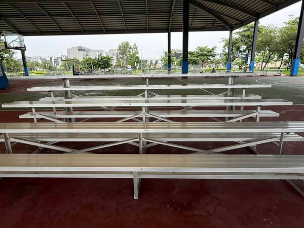 每面球場兩側還提供鋁製看台喔