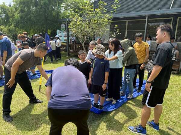 翻山越嶺團康遊戲：展現團隊默契之遊戲（豐泰企業家庭日活動）