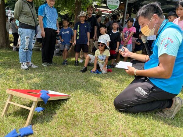 領隊熊教練不僅帶領主持並擔任裁判服務（豐泰企業家庭日活動）