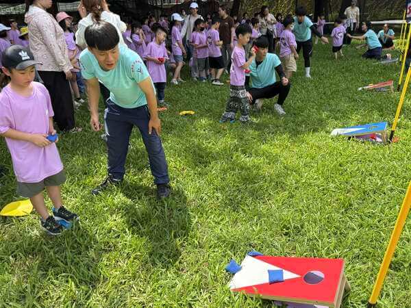 投擲高手團康遊戲：每組均有我們專人協助孩童（放學趣戶外教學）