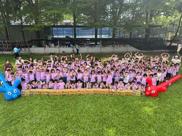 放學趣169位師生戶外教學大合照三連拍（前面放置的是十五箱贈送乖乖）