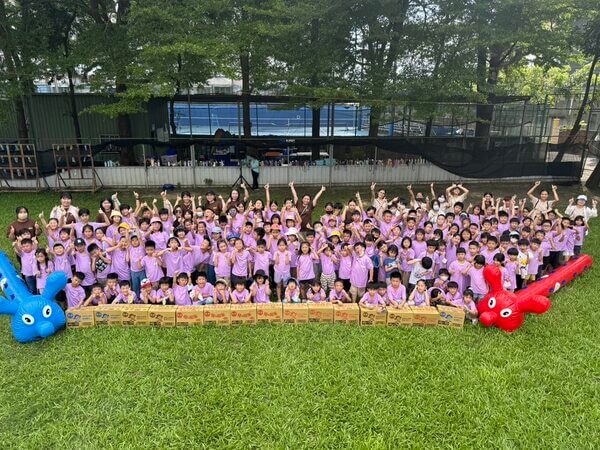 放學趣169位師生戶外教學大合照三連拍（前面放置的是十五箱贈送乖乖）