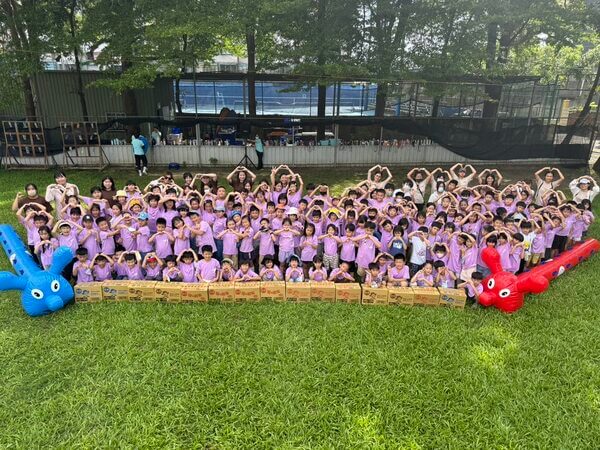 放學趣169位師生戶外教學大合照三連拍（前面放置的是十五箱贈送乖乖）