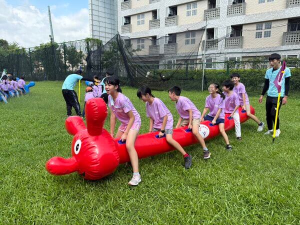 孩童最開心最喜愛的充氣毛毛蟲