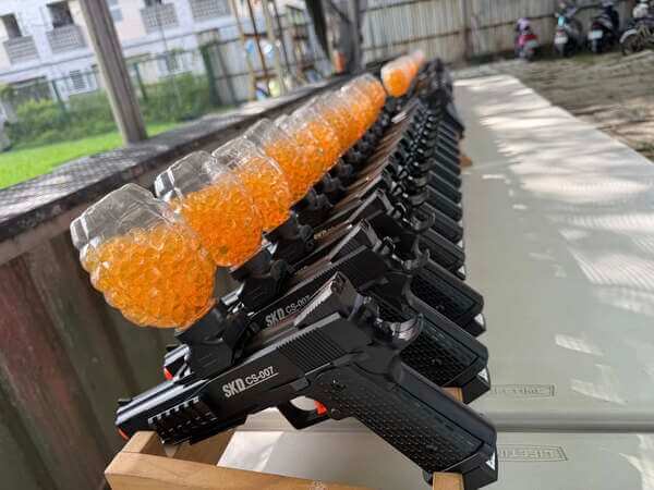 從整齊與壯觀場面就能感受到我們的專業、規格與態度（一百二十把水彈槍）