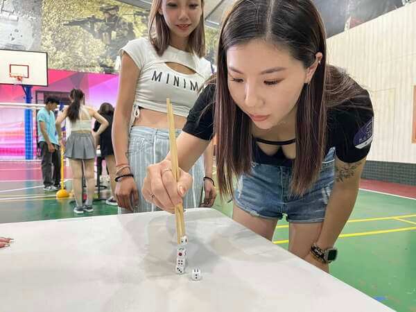 巴黎鐵塔團康遊戲：緻己美學診所公司團建活動