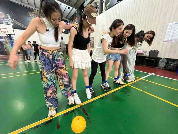 太空漫步趣味競賽：（緻己美學診所團建活動）