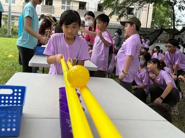 縱橫四海團康活動（緹森美語）：一次八組同時進行