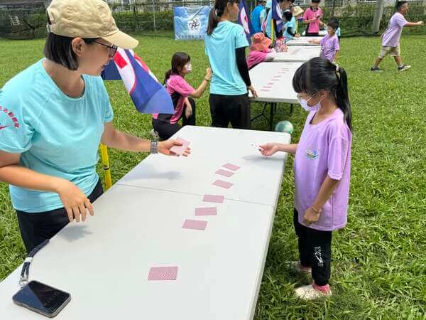 記憶考驗團康活動（緹森美語戶外教學）：每組均有專責教練陪同