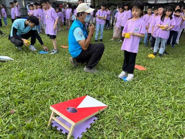 投擲高手團康遊戲（緹森美語戶外教學）：依照年齡調整距離