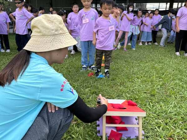 投擲高手團康遊戲（緹森美語戶外教學）：每組均有專責教練協助統計