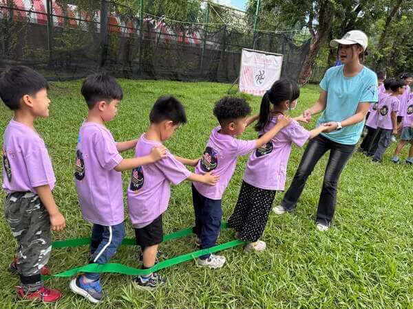蜈蚣競走趣味競賽（緹森美語戶外教學）：低年級孩童由我們協助帶領