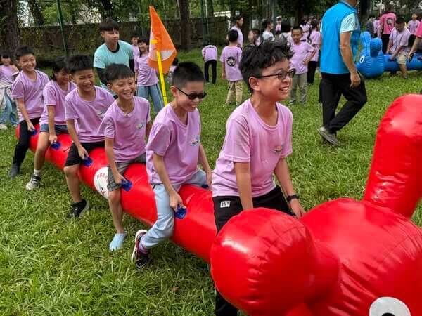 全台唯一於戶外教學中能提供孩童型充氣毛毛蟲歡樂體驗（四隻同時競賽）
