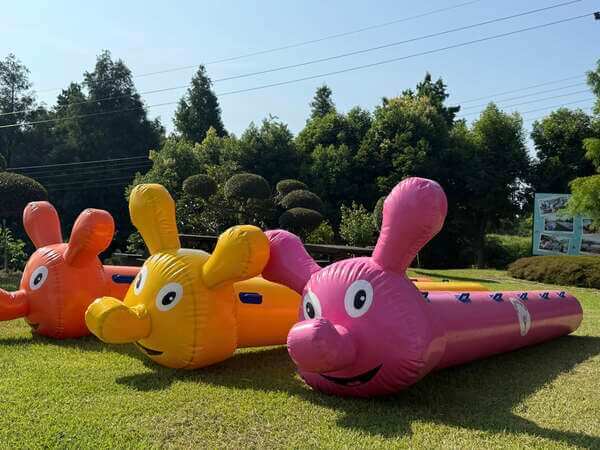 三隻充氣毛毛蟲準備就緒（但場地寬敞不足而無法一次同時進行）