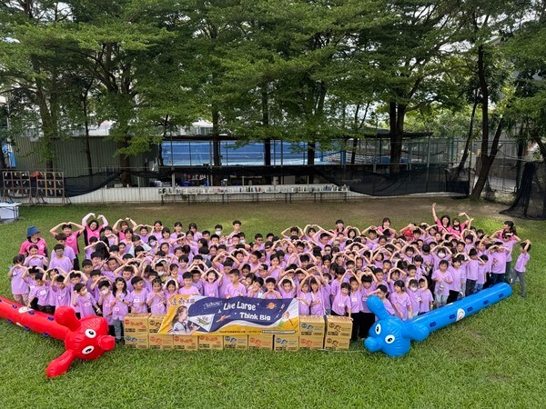 緹森美語200位師生戶外教學開心大合照（前面放置的是十五箱贈送乖乖）