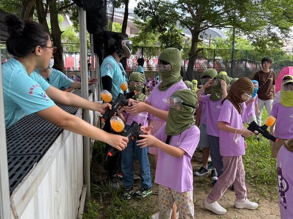 場外與場內均有不同的工作人員（我們人力和各項服務就是比別人多）