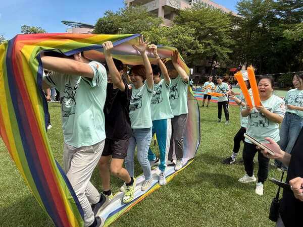 選手齊心努力隊員一起共同加油(泰洲營造公司家庭日活動) 選手齊心努力隊員一起共同加油(泰洲營造公司家庭日活動)