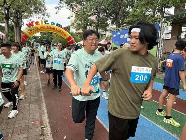 大隊接力前提供接力棒給各組練習接棒培養默契 大隊接力前提供接力棒給各組練習接棒培養默契