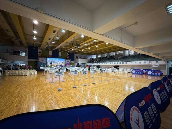 全國地政盃開幕前之場地佈置及熊麻吉活動團隊提供之A字板看板 全國地政盃開幕前之場地佈置及熊麻吉活動團隊提供之A字板看板