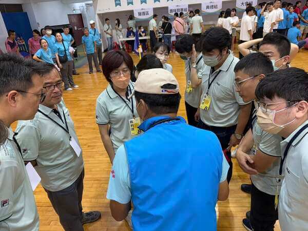 賽前熊教練集合工作人員再一次做現場實際比賽規則注意事項提醒 賽前熊教練集合工作人員再一次做現場實際比賽規則注意事項提醒