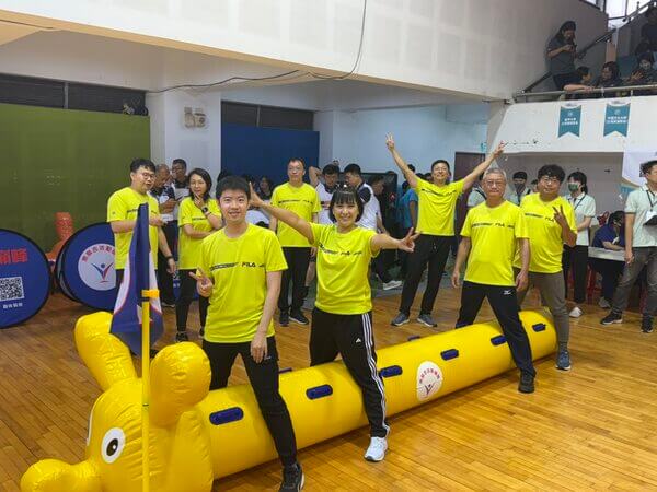 蛇蛇向前衝趣味競賽:本項冠軍隊伍高雄市政府地政局賽前開心合影(全國地政盃) 蛇蛇向前衝趣味競賽:本項冠軍隊伍高雄市政府地政局賽前開心合影(全國地政盃)