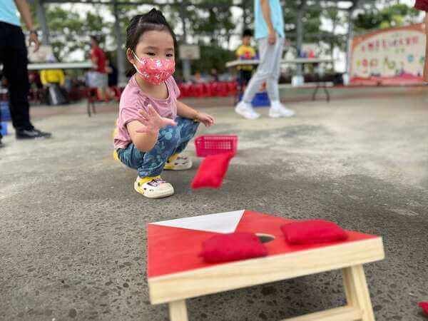 投擲高手團康遊戲:連幼小孩童都能體驗(官田區體育運動公園多功能球場) 投擲高手團康遊戲:連幼小孩童都能體驗(官田區體育運動公園多功能球場)