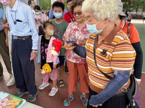 接住希望團康遊戲:訓練與考驗個人反應與手之協調性 接住希望團康遊戲:訓練與考驗個人反應與手之協調性