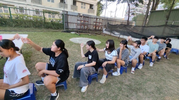 舉杯同樂團康遊戲：南應大學生（本團隊領熊彥棋擔任運休系老師提供學生體驗）