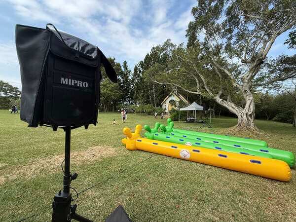 免費提供擴音機（競賽歌曲播放）及充氣毛毛蟲（共計八隻）準備就緒