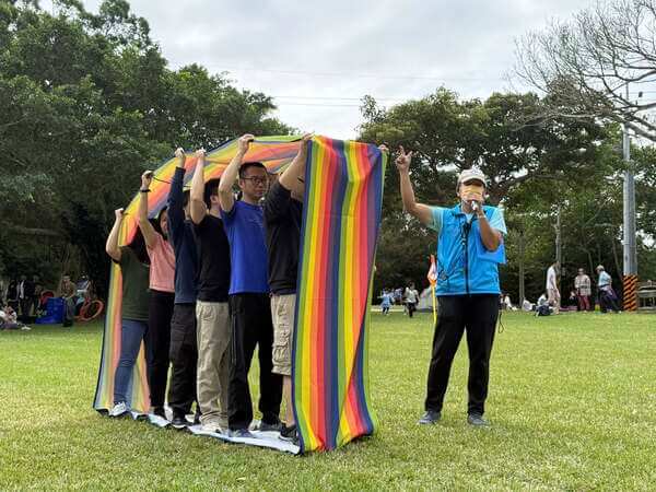 由領隊熊教練親自說明比賽規則及技巧（程曦資訊公司家庭日活動）