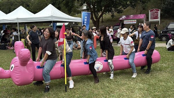 在充氣毛毛蟲趣味競賽中，我們提供設備就是安全與歡樂最大保證