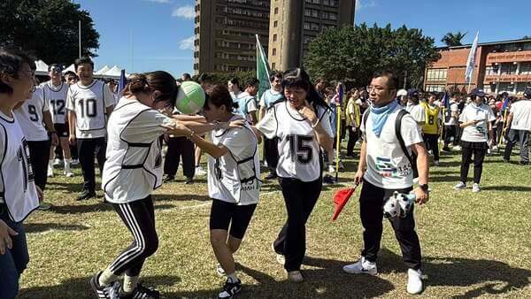 兩人共同發揮默契與合作之接力競賽(馬偕醫院企業運動會及趣味競賽) 兩人共同發揮默契與合作之接力競賽(馬偕醫院企業運動會及趣味競賽)