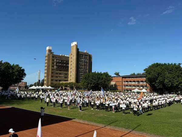 十隻來自全省馬偕醫院各隊伍盛大進場 十隻來自全省馬偕醫院各隊伍盛大進場