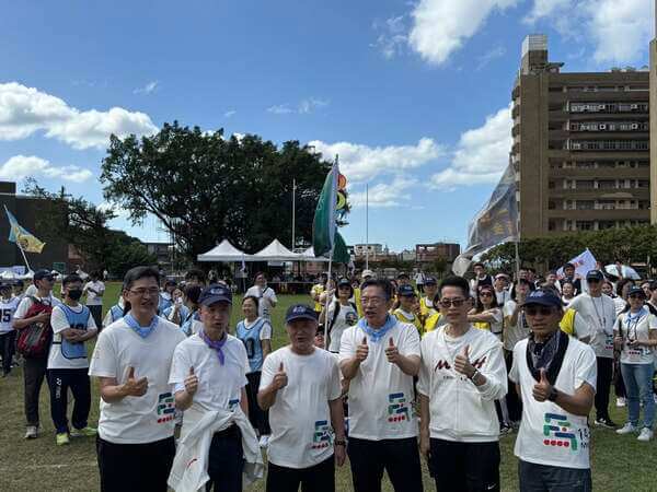 蕭董事長及張院長率領幹部群於比賽中為各選手加油打氣 蕭董事長及張院長率領幹部群於比賽中為各選手加油打氣