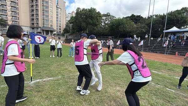 牽腸掛肚趣味競賽:雙手搭肩共同為競賽爭取榮譽 牽腸掛肚趣味競賽:雙手搭肩共同為競賽爭取榮譽